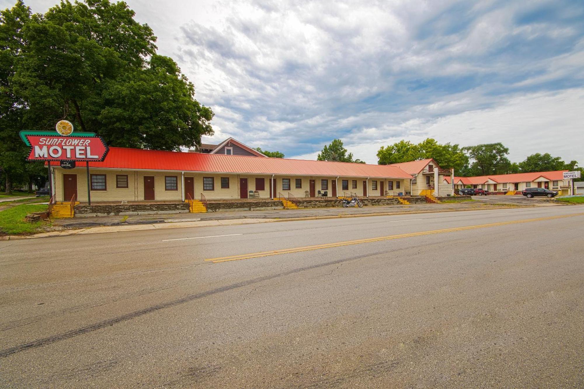 Sunflower Motel Hiawatha By Oyo Екстер'єр фото